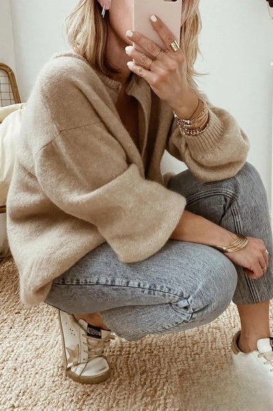 Stijlvol vest met ronde hals en knopen, met patroonrand