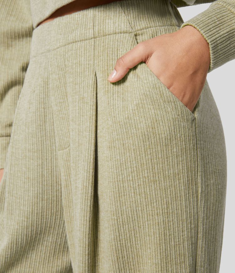 Plissierte Freizeithose mit hohem Bund, Seitentaschen und weitem Bein